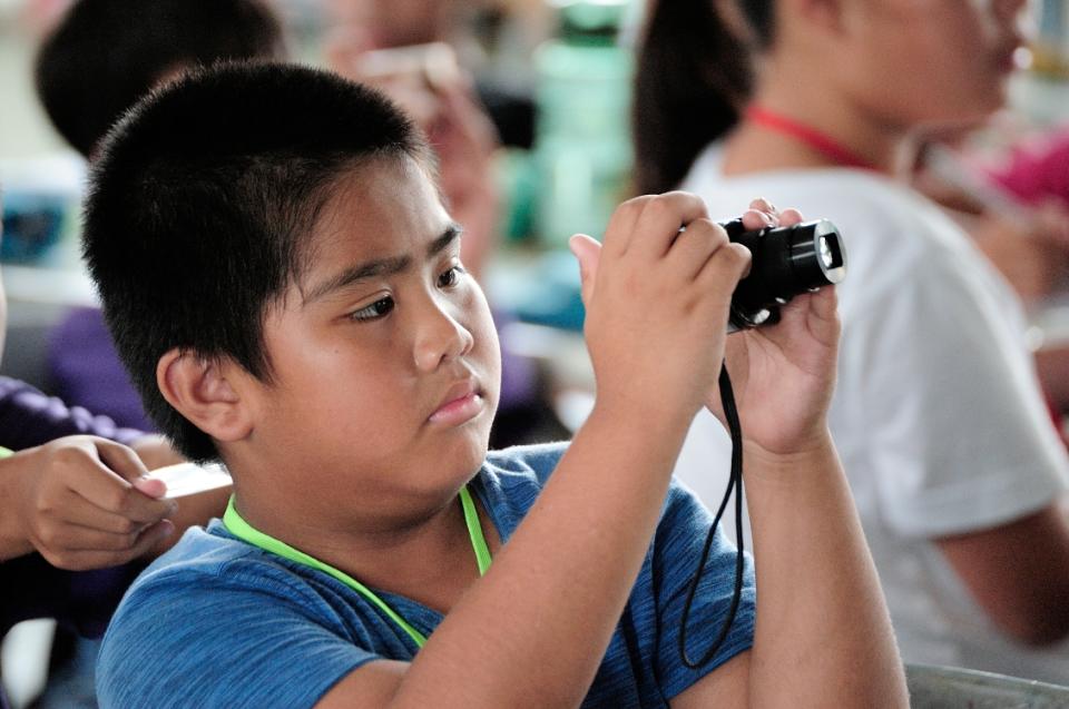 山海呼悍學員在課堂上練習使用二手相機   圖／小墾丁渡假村提供