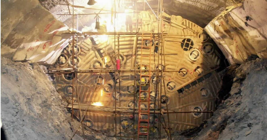 一台耗資十幾億元的「全斷面隧道鑽掘機」（TBM）對雪隧施工相當重要。（圖／報系資料庫）