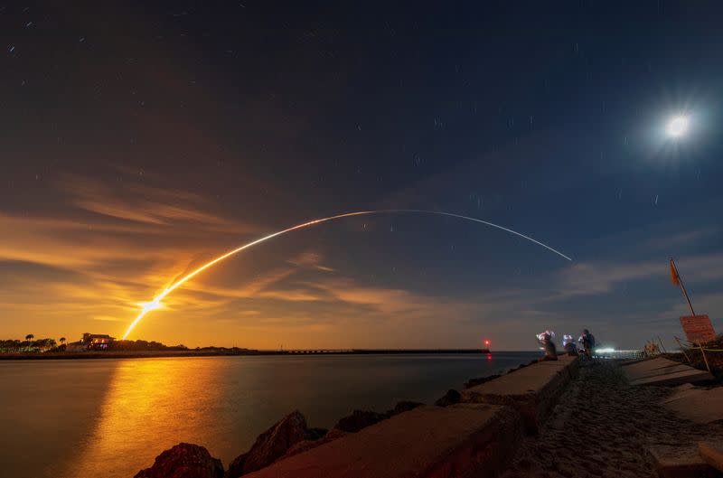 FOTO DE ARCHIVO: El cohete lunar de próxima generación de la NASA, el cohete del Sistema de Lanzamiento Espacial (SLS) con la cápsula de tripulación Orión, despega del complejo de lanzamiento 39-B en la misión no tripulada Artemis 1 a la luna, visto desde Sebastian, Florida, EEUU