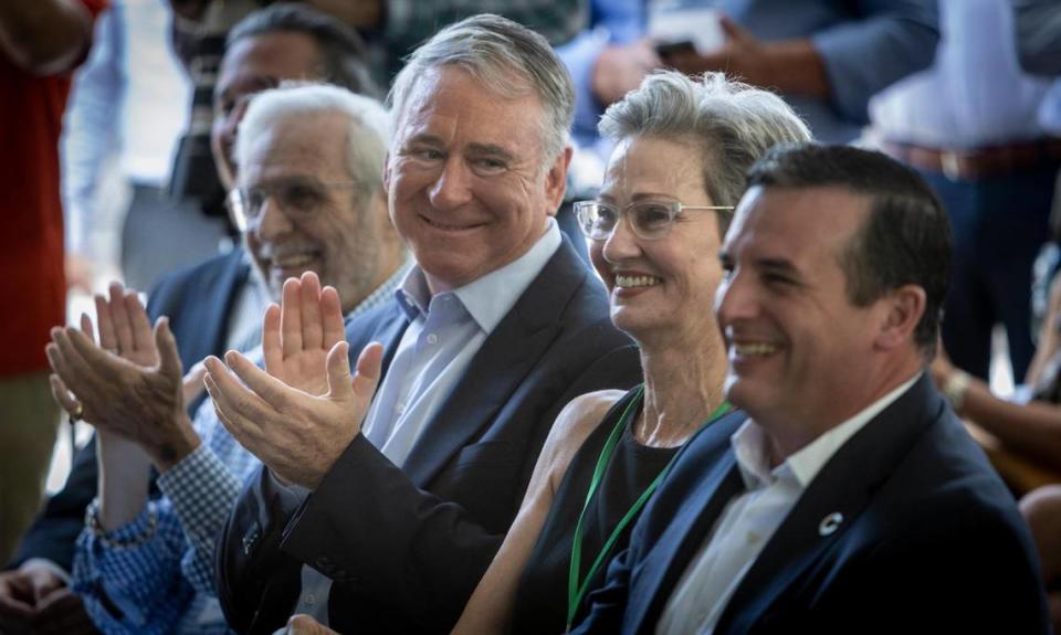 Ken Griffin, fundador y presidente ejecutivo de Citadel, en el centro, aplaude a la fundadora y presidenta ejecutiva de Friends of the Underline, Meg Daly, segunda por la derecha, durante la ceremonia de colocación de la primera piedra, el martes 12 de septiembre de 2023, en la University Metrorail Station para la tercera y última fase del parque lineal y sendero The Underline. Jose A. Iglesias/jiglesias@elnuevoherald.com