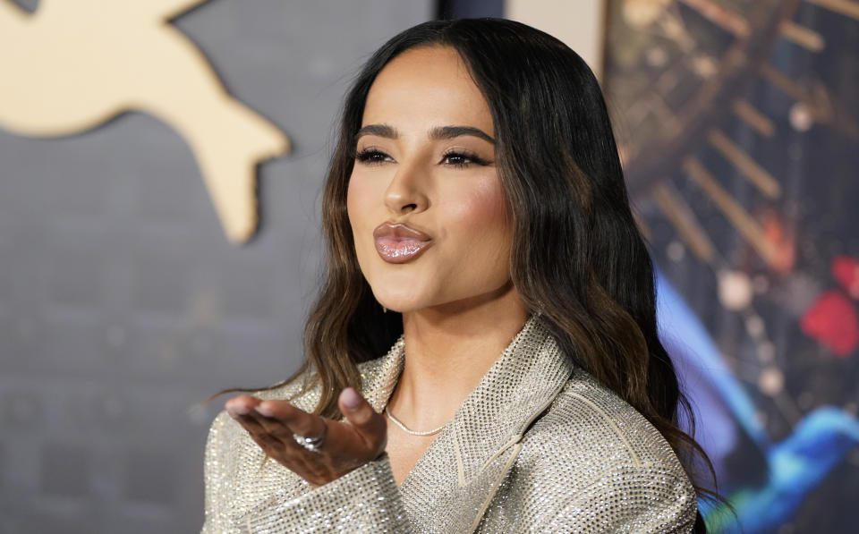 Becky G llega al estreno de "This Is Me... Now: A Love Story" el martes 13 de febrero de 2024 en el Teatro Dolby en Los Ángeles. Becky G interpretará un número musical en los Oscar el 10 de marzo. (Foto Jordan Strauss/Invision/AP)