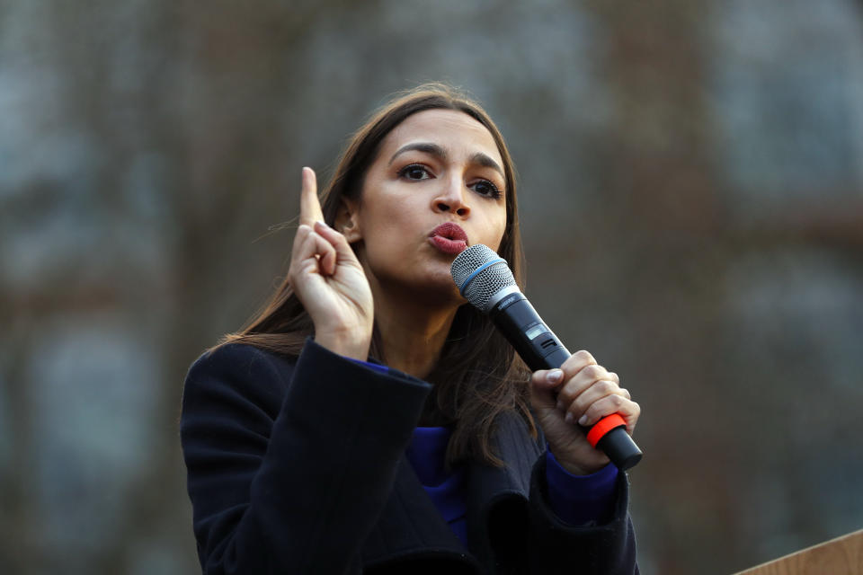 La representante Alexandria Ocasio-Cortez fotografiada durante un acto proselitista de Bernie Sanders en Ann Arbor, Michigan, el 8 de marzo del 2020. Ocasio-Cortez integrará un panel sobre el clima, una de seis comisiones creadas por Sanders y Joe Biden para buscar consensos sobre temas prioritarios con miras a las elecciones presidenciales de noviembre. El objetivo es limar diferencias entre moderados y progresistas y alentar la unidad del partido. (AP Photo/Paul Sancya, File)