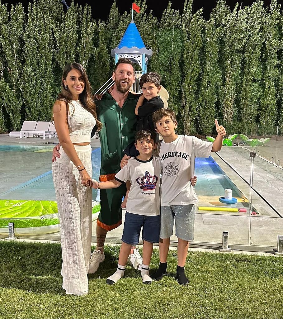 Lionel Messi y Antonela Roccuzzo con sus hijos