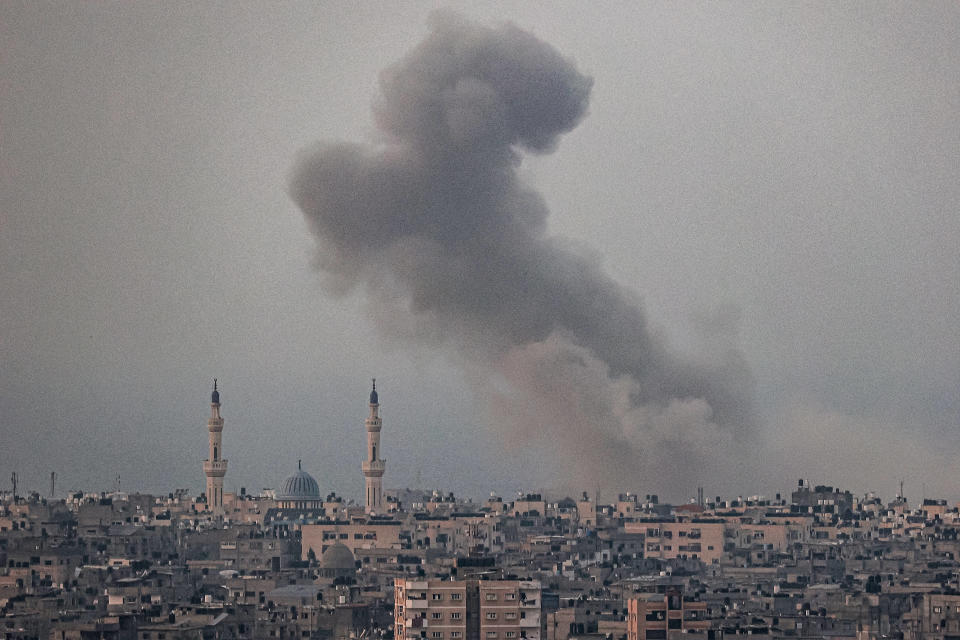 Un panache de fumée s’élevant après un bombardement israélien à Rafah, dans le sud de la bande de Gaza, le 28 octobre 2023.
