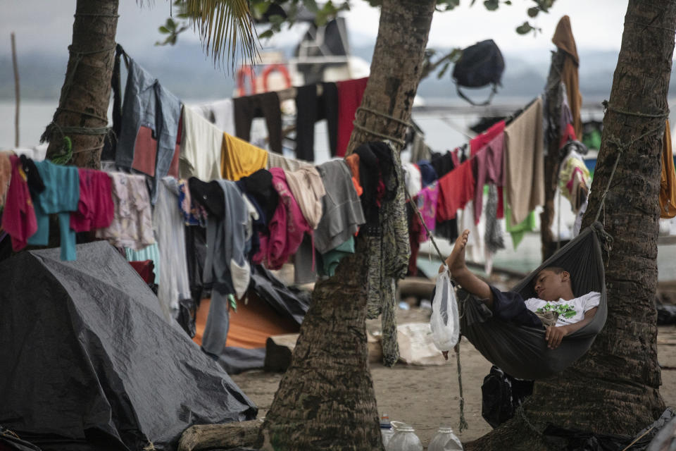 Migrantes duermen en la playa, en Necoclí, Colombia, el sábado 7 de octubre de 2023. Miles de migrantes comienzan su viaje en esta zona camino hacia Estados Unidos, lo que implica hacer el cruce antes por la peligrosa selva del Darién. (Foto AP/Iván Valencia)