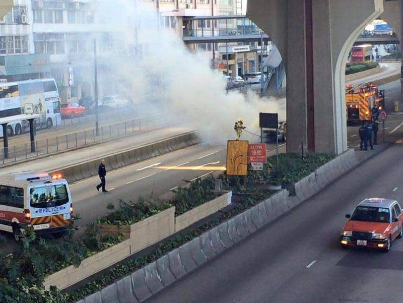 上環私家車疑機件過熱冒煙起火