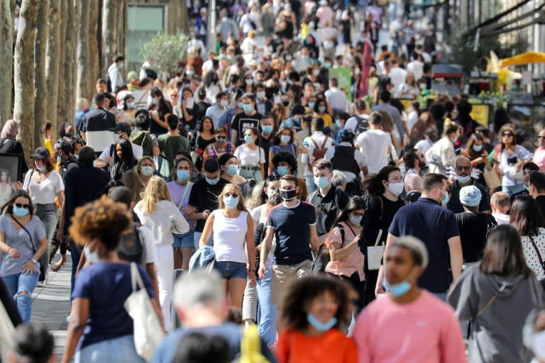 Sur l'avenue des Champs Elysees à Paris, le 27 août 2020, à la veille de l'extension de l'obligation du port du masque à toute la capitale française (PHOTO D'ILLUSTRATION) - Ludovic MARIN © 2019 AFP