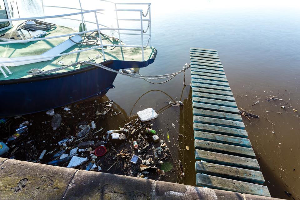 La basura que sale de los yates contamina muchos puertos, por eso es importante que las marinas faciliten contenedores para el reciclaje sostenible. <a href="https://www.shutterstock.com/image-photo/water-pollution-plastic-bottles-packages-trash-1110418799" rel="nofollow noopener" target="_blank" data-ylk="slk:VittoriaChe/Shutterstock;elm:context_link;itc:0;sec:content-canvas" class="link ">VittoriaChe/Shutterstock</a>