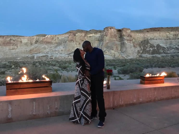 Vanessa and Kobe Bryant share a kiss on their 16th wedding anniversary. (Photo: Vanessa Bryant via Instagram)