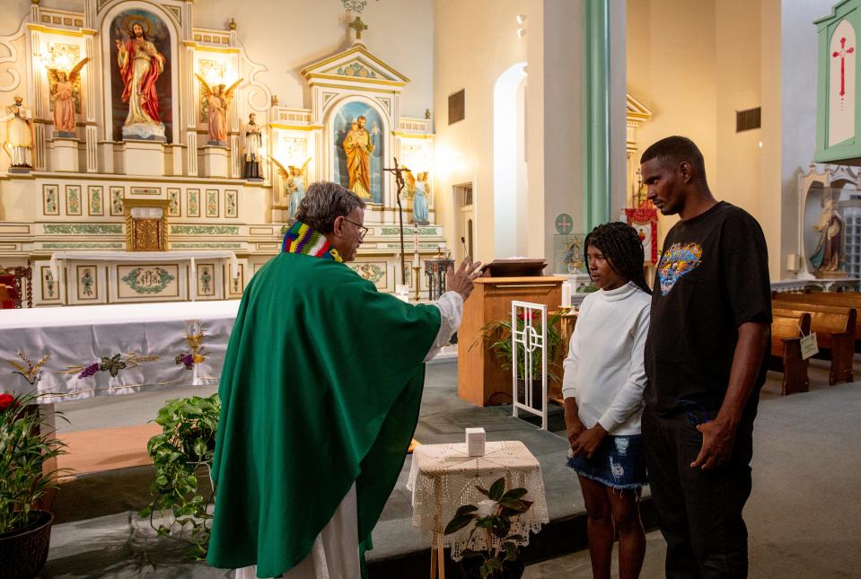 Mayernis Morales Villa y su esposo, Walbes José Quintero, asisten a una misa para su hija, nacida muerta, llamada Arelis Chiquinquirá, mientras el padre Rafaél García bendice sus cenizas, puestas en una cajita en junio del 2023. Su esposo fue devuelto a México y no pudo estar con Vilma durante la pérdida de su hija. Quintero pudo reunirse con Villa, que se estaba recuperando en un refugio de El Paso, después de que se le permitió el ingreso a los EE.UU. unas semanas después de la pérdida.