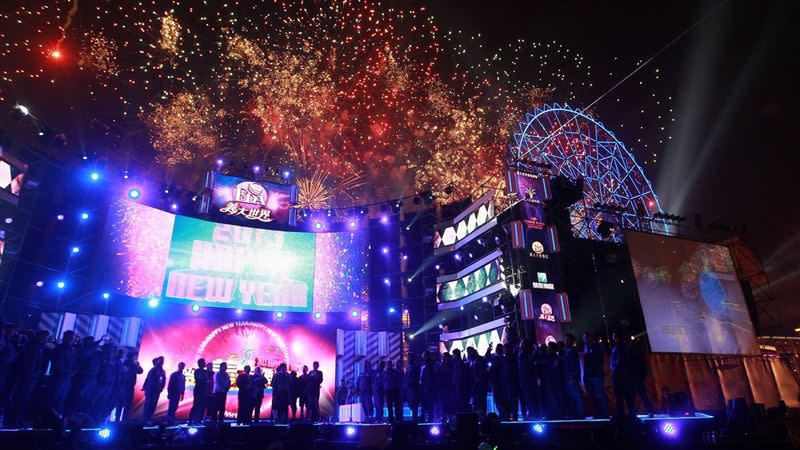 《2021紫耀義大-享樂拾光跨年晚會》晚間8點開始，重頭戲跨年煙火秀將展演10分10秒。（圖／義大提供）
