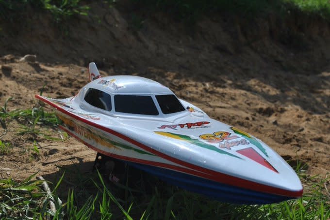 俄國媒體宣稱的「海豚」(Afalina)無人水面艦艇(USV)，外觀與市場上著名的「蝙蝠船」的遙控模型非常相似。   圖：翻攝「X」@AirAsset