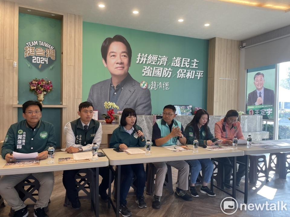 賴清德台南競選總部舉行記者會，競總執行總幹事蔡筱薇、民進黨團總召郭鴻儀、台南市議員黃肇輝、沈家鳳、沈震東、蔡麗青以「你的一票，讓台南重返榮耀」作為訴求，號召民主聖地台南鄉親勇敢站出來投票，用手中的選票支持同為出身台南的賴清德、蕭美琴，「選一個跟你一樣好的台南人」。   圖：黃博郎／攝