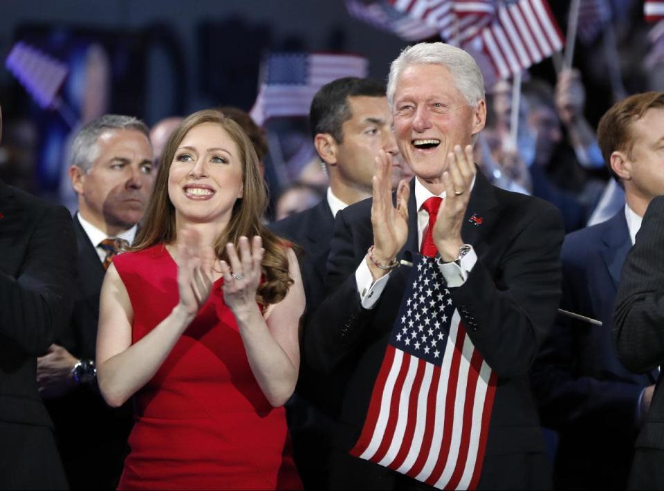 Chelsea y Bill Clinton aplauden a Hillary justo antes de comenzar su discurso de cierre de la Convención Demócrata.