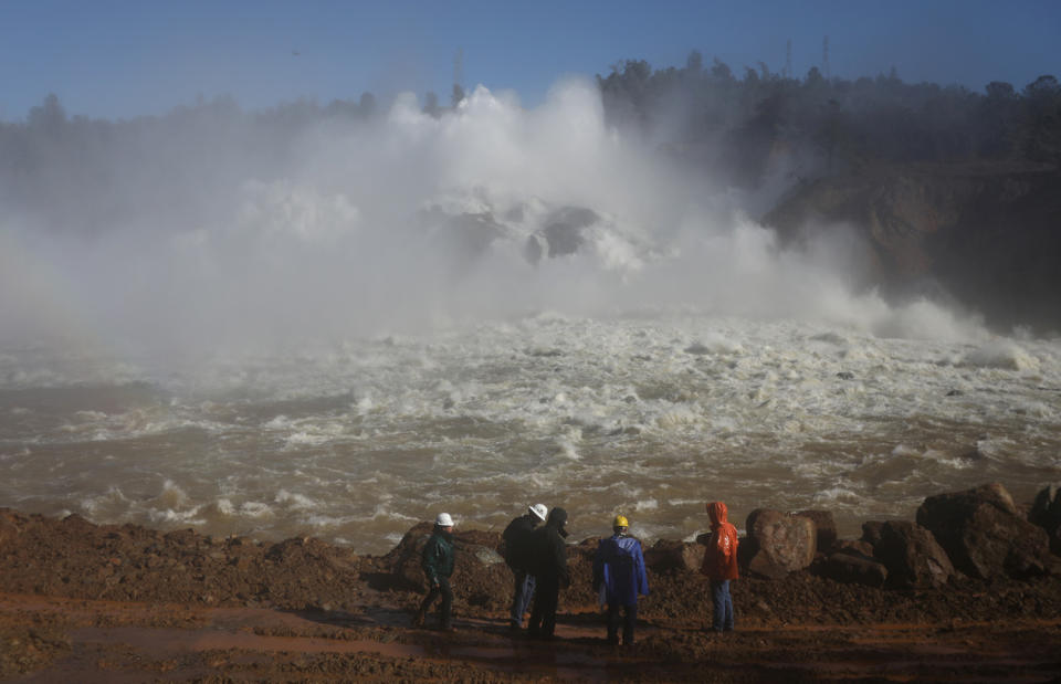 Damaged dam threatens Northern California towns