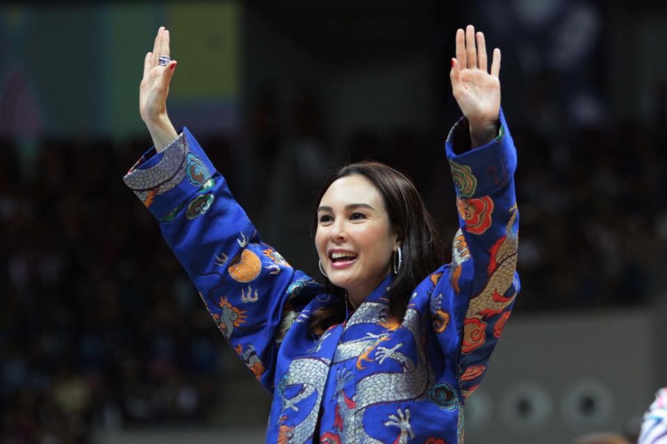 Gretchen Barretto greets the crowd during Princess and I's "The Royal Championship" basketball game between Team Jao and Team Gino held at the Mall of Asia Arena in Pasay city, south of Manila on 20 January 2012.