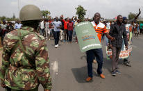 <p>Riot police officers control supporters of Kenyan opposition leader Raila Odinga of the National Super Alliance (NASA) coalition from accessing the Jomo Kenyatta airport upon his return in Nairobi, Kenya, Nov. 17, 2017. (Photo: Baz Ratner/Reuters) </p>