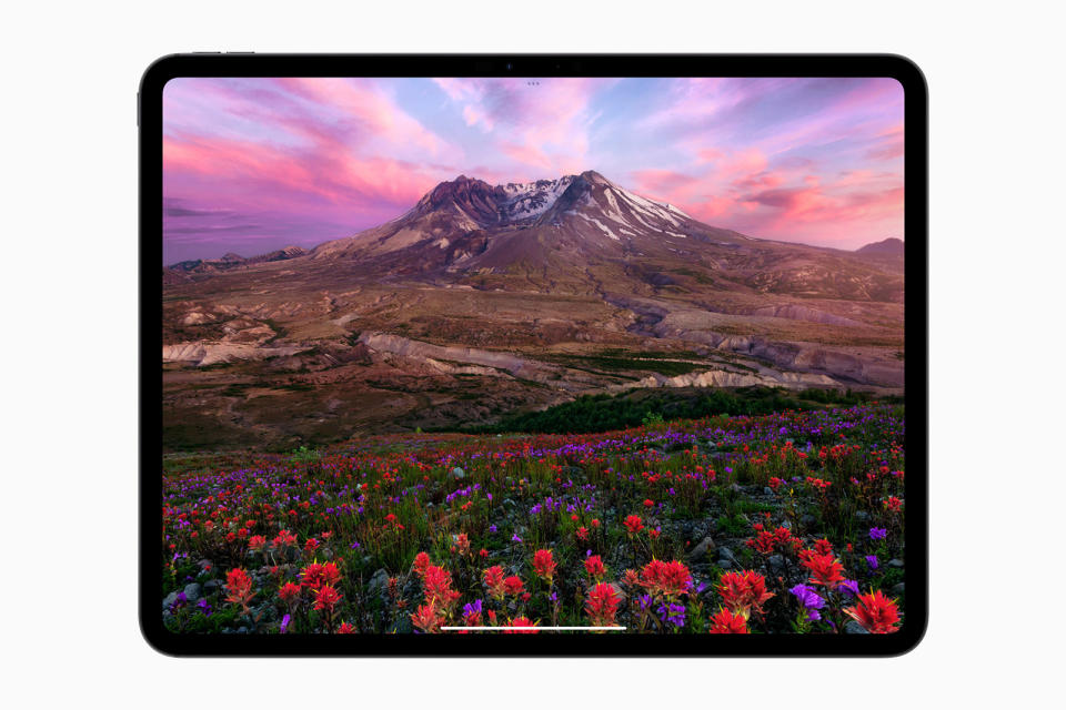 疊聯式 OLED 技術讓 iPad Pro 可以有 1,000nits 的 SDR 及 HDR 一般亮度，與高達 1,600nits 的 HDR 峰值亮度，與前代使用帶有背光基板的 mini LED 螢幕的 iPad Pro 看齊。