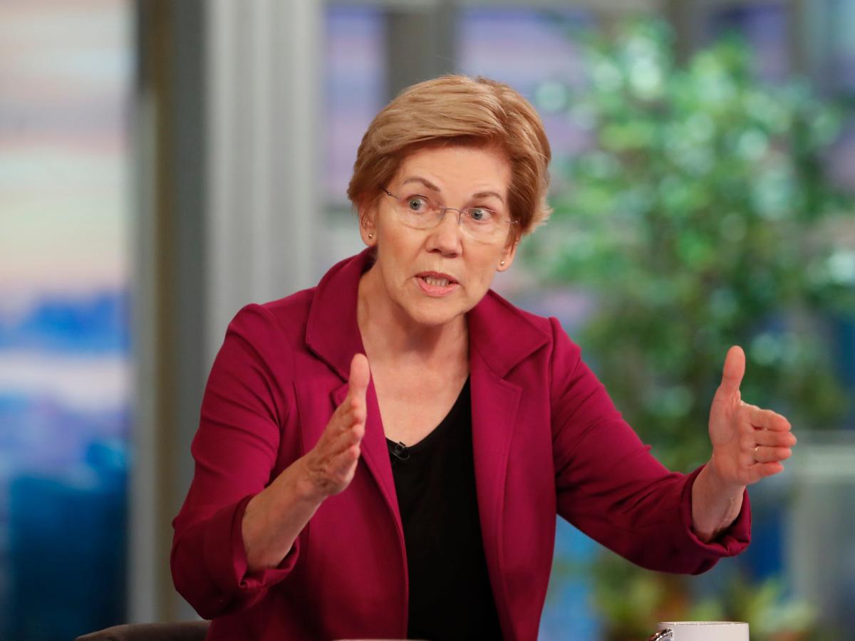 Elizabeth Warren nói rằng cô ấy “quan ngại sâu sắc” rằng Fed đang đẩy Mỹ vào suy thoái bằng cách tăng lãi suất