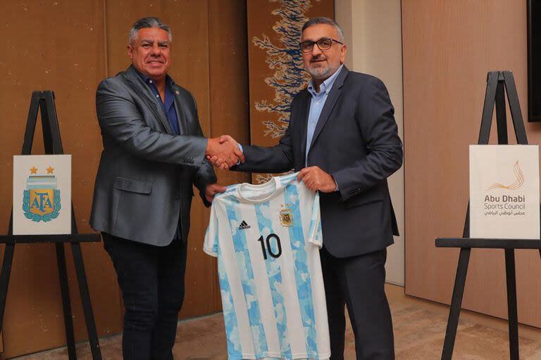 Claudio Tapia, presidente de la AFA y Aref Hamad Al Awani, secretario general del Abu Dhabi Sports Council, durante la firma del contrato entre ambos, en junio de 2022
