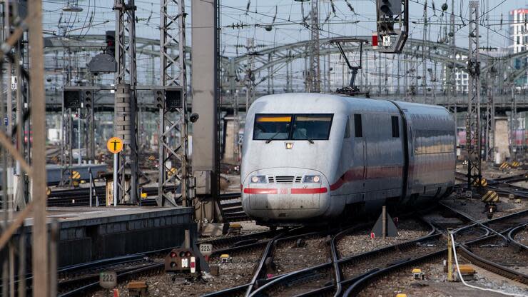 Das Sitzplatzangebot und der Komfort in den Intercity- und ICE-Zügen will die Bahn bald erhöhen. Foto: dpa