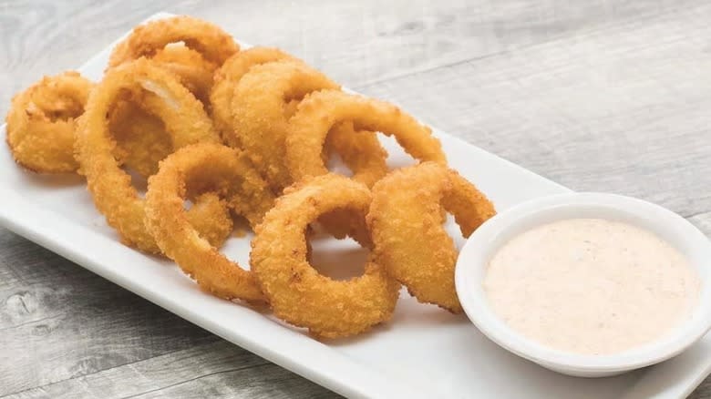 onion rings and ranch dip