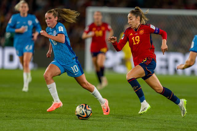 La estrella de fútbol Olga Carmona se entera de que su padre falleció después de que anotó el gol de la victoria de España en la Copa del Mundo