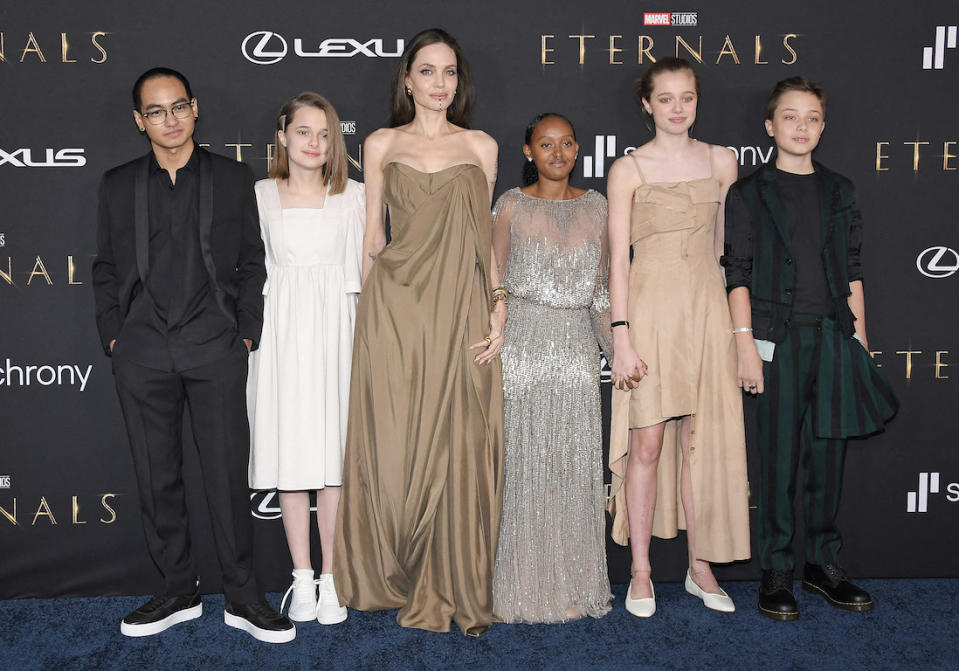 Une famille presque au complet. Ce lundi 18 octobre, Angelina Jolie a pris part à l’avant-première mondiale du prochain film Marvel, « The Eternals », qui s’est déroulée au Dolby Theater d’Hollywood. L’actrice était bien entourée pour l’occasion puisqu’elle était accompagnée de cinq de ses six enfants : Maddox, 20 ans, Zahara, 16 ans, Shiloh, 15 ans ainsi que les jumeaux Vivienne et Knox, 13 ans, qui avaient fait le déplacement pour soutenir leur mère. Pax, 17 ans, était le seul membre de la fratrie manquant à l’appel. Lire aussi >> Domaine de Miraval : le château de Brad Pitt et Angelina Jolie au patrimoine d’exceptionUne famille styléeToute la famille avait choisi d’assortir ses tenues pour cette grande première. Tout comme leur mère qui avait misé sur une robe bustier Balmain, Shiloh Jolie-Pitt et Vivienne portaient également des tons neutres. Zahara avait, elle, mis le nez dans le dressing de sa mère pour lui emprunter une robe Elie Saab, la même qu’Angelina Jolie portait lors de la cérémonie des Oscars en 2014. Maddox était en costume noir tandis que son frère Knox portait du vert foncé sur le tapis rouge. Les autres acteurs du film étaient également présents pour cette grande avant-première : Salma Hayek accompagnée de sa fille Valentina, Kit Harington, Richard Madden, Gemma Chan… ainsi que la réalisatrice du film, Chloé Zhao. En mai dernier, une première bande-annonce de « The Eternals » avait été dévoilée. L’occasion de découvrir pour la première fois Angelina Jolie et Salma Hayek éblouissantes en super-héroïnes Marvel. Le film est attendu dans les salles de cinéma françaises le 3 novembre 2021.