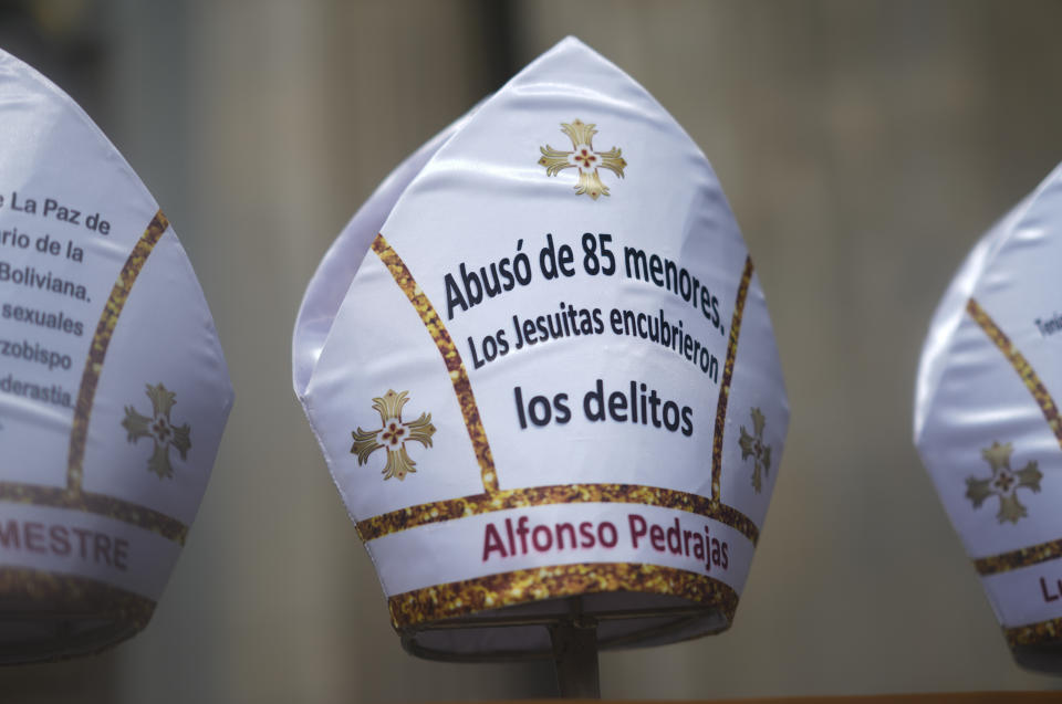 Una mitra con un mensaje contra los abusos sexuales a menores expuesta en una protesta organizada por el grupo feminista Mujeres Creando, en reclamo de condenas para los sacerdotes acusados de pederastia, en las afueras de la Catedral Metropolitana en La Paz, Bolivia, el jueves 16 de mayo de 2024. (AP Foto/Juan Karita)