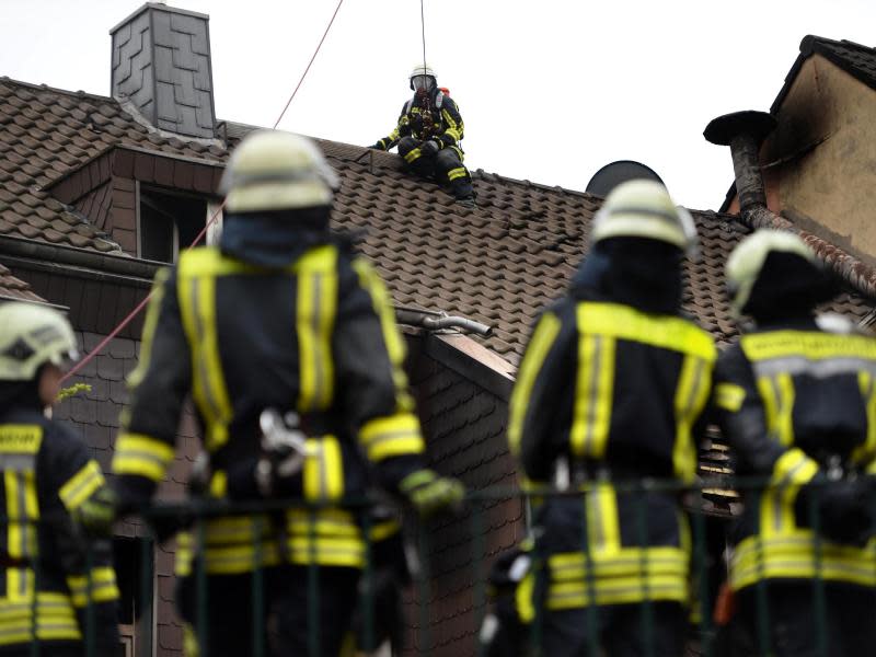 In einer Dachwohnung wurden die Leichen entdeckt. Foto: Matthias Balk/dpa