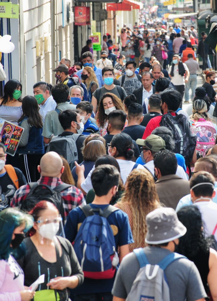 Decenas de personas recorren la Avenida Eje Central durante este domingo.