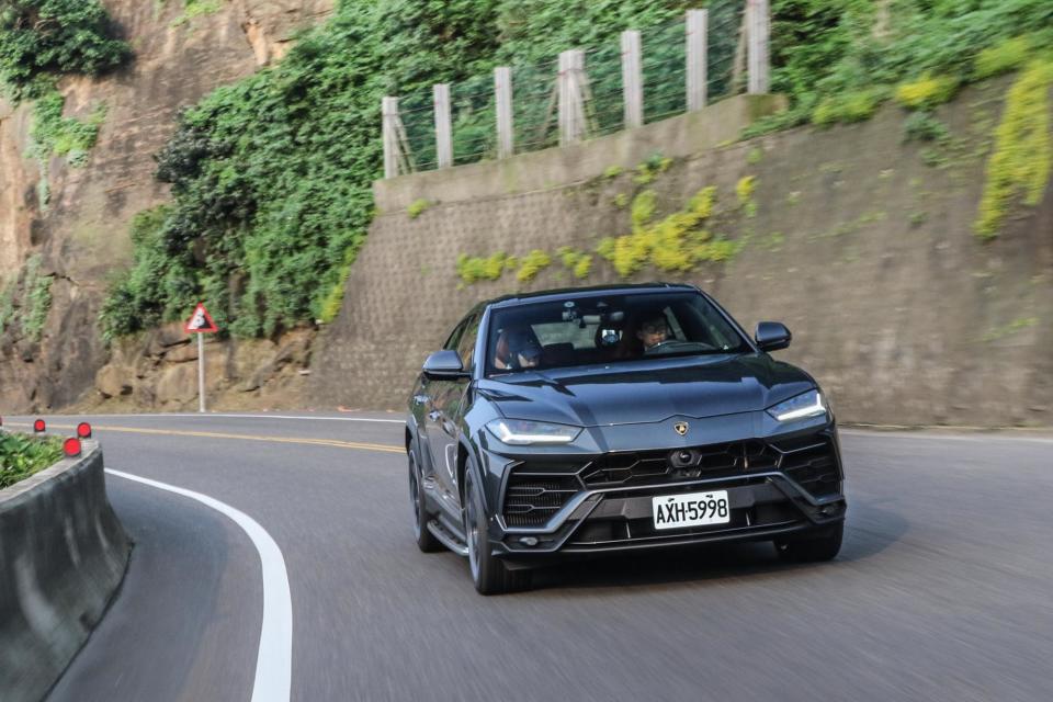 Urus 不到完全可以與 Huracán 平起平坐的動態身手，但放眼全休旅界，也幾乎找不到對手。