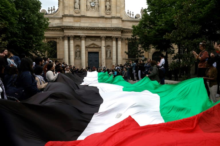 Un drapeau palestinien déployé par des manifestants devant la Sorbonne le 29 avril 2024 à Paris (Geoffroy VAN DER HASSELT)