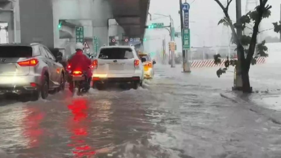 豪雨襲擊雙北。（圖／TVBS）