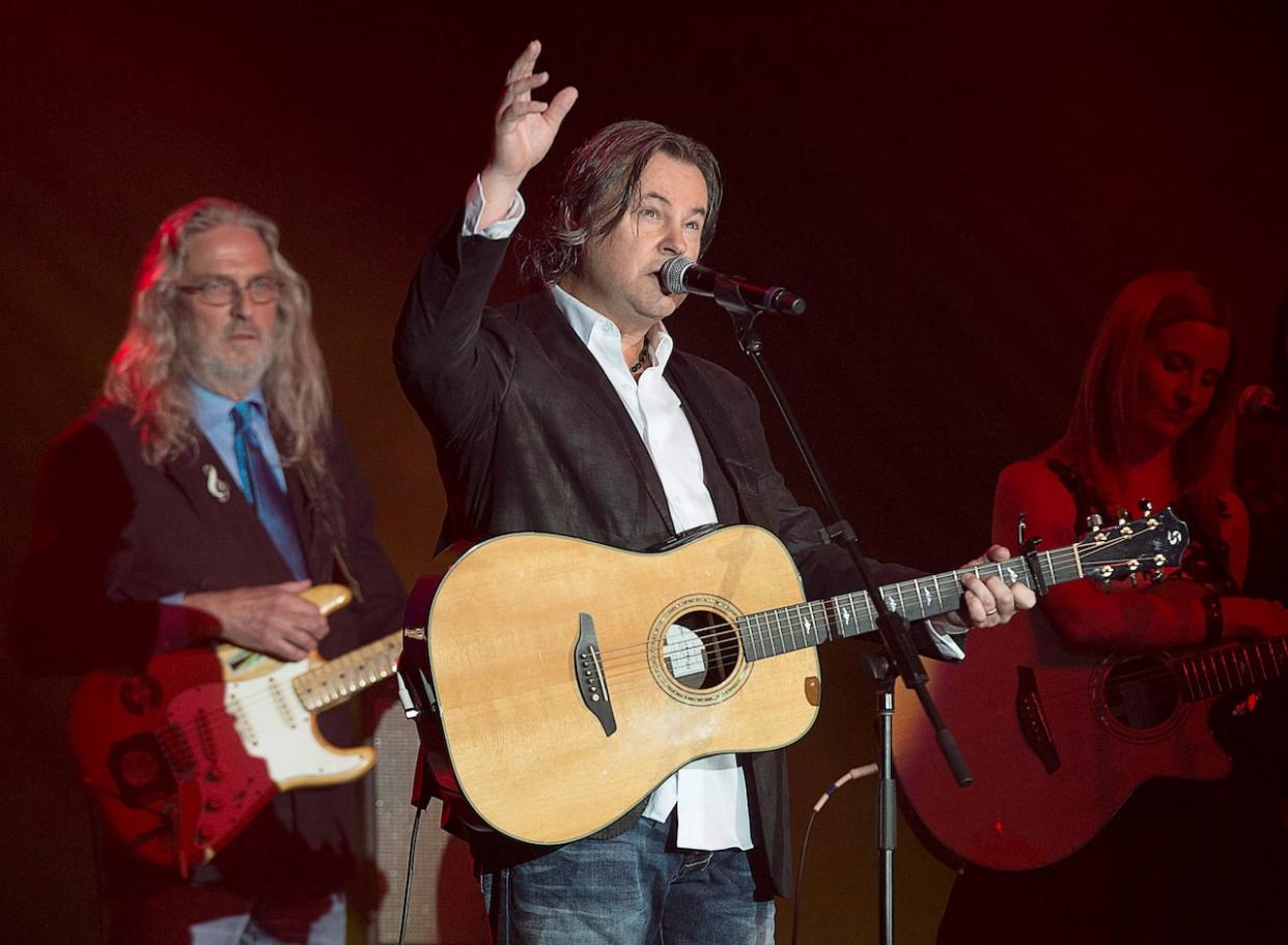 Bruce Guthro sings with a large ensemble during a tribute to the late Ron Hynes at the 2016 East Coast Music Awards Gala in Sydney, N.S. on April 14, 2016. (Andrew Vaughan/Canadian Press - image credit)