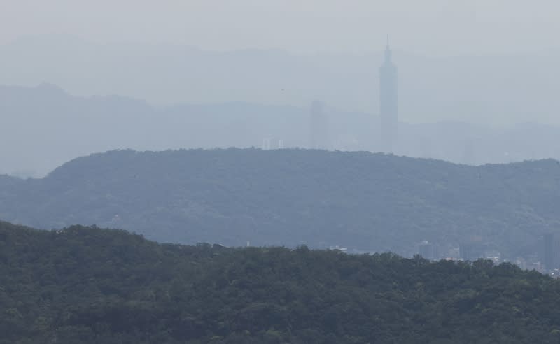 空氣品質影響地區能見度 環境部空氣品質監測網顯示，29日環境風場轉為東北 東風，可能挾帶微量境外污染物影響台灣及離島，預 測北部、竹苗、中部、雲嘉南、高屏、宜蘭空品區及 澎湖為普通等級；馬祖、金門為橘色提醒等級。圖為 從台北市北投區高處眺望台北101方向一景。 中央社記者趙世勳攝  113年3月29日 