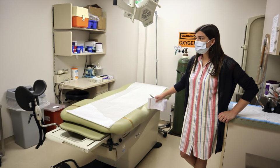 Danielle Maness, directora ejecutiva de enfermería, se encuentra en una sala de examen vacía utilizada para realizar abortos en el Centro de Salud de la Mujer de West Virginia en Charleston.