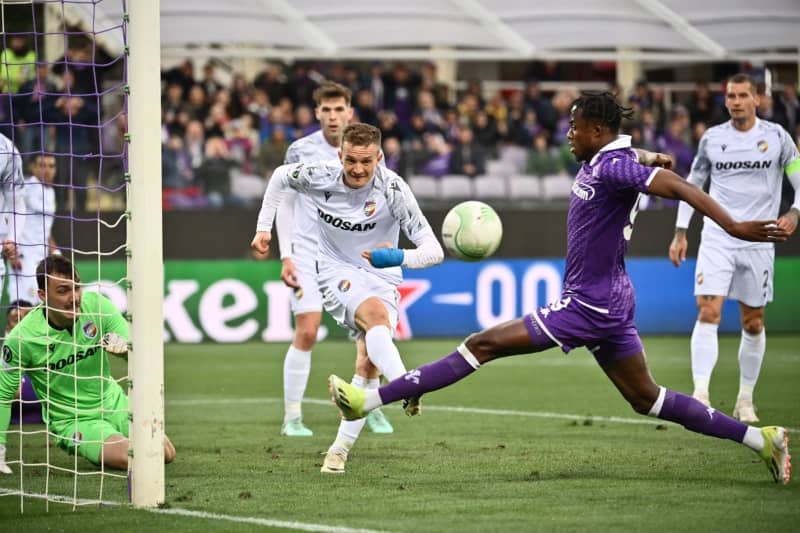 Plzen's Jan Kopic fights for the ball with Fiorentina's Christian Kouame during the UEFA Conference League quarter-final 2nd leg match between Fiorentina and Viktoria Plzen at Artemio Franchi Stadium. Massimo Paolone/LaPresse via ZUMA Press/dpa