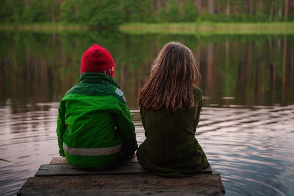 Pareja de niños de espaldas