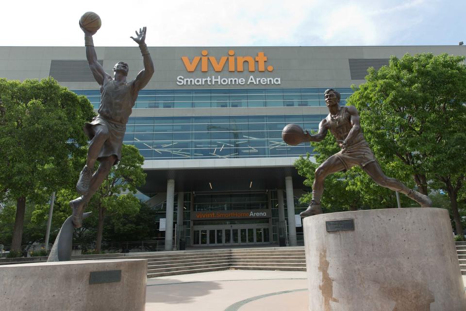 Salt Lake City, Utah. Un panorama de la Vivint Arena y de las estatuas de los exjugadores del Utah Jazz  Karl Malone (izquierda) y John Stockton (derecha) Russell Isabella-USA TODAY Sports