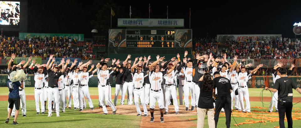 統一7-ELEVEn獅團隊慶祝奪下中職31年下半季季冠軍。（資料照，Photo by Gene Wang/Getty Images）