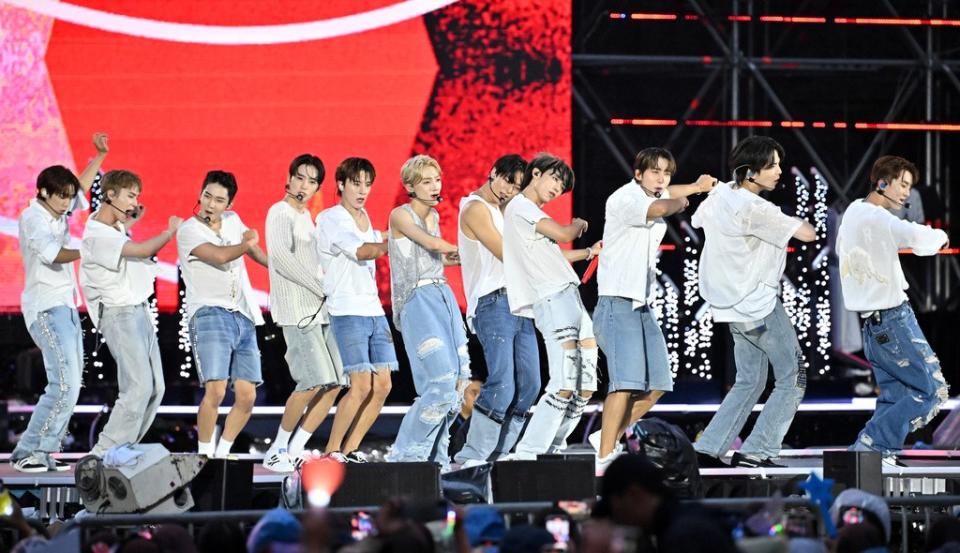 南韓男團THE BOYZ在世界童軍大會閉幕演唱會上表演了《Venom》和《Face to Face》兩首歌。美聯社