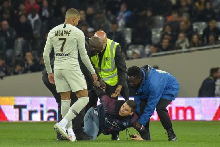 Un intruso se metió al campo de juego y Mbappé dejó que se fotografiara con él