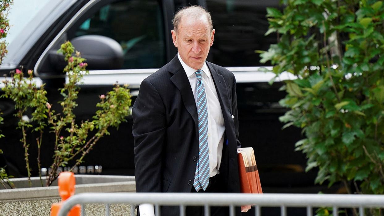 Abbe Lowell arrives at the federal court