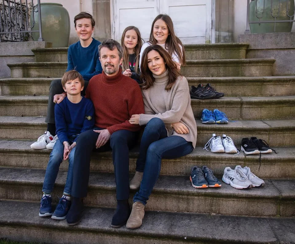 Prinzessin Mary, ihr Ehemann Prinz Frederik und ihre vier Kinder sind für den Sommer nach Schloss Fredensborg umgezogen. Foto: Instagram/detdanskekongehus.
