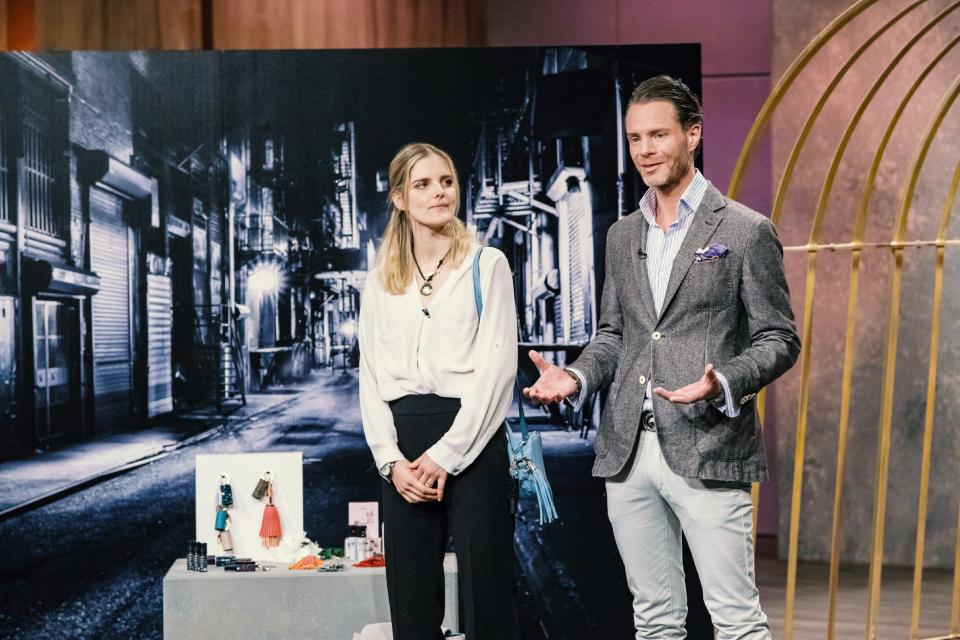 Tahnee Laternser und Julian Straube präsentieren mit “Safaya” einen Lifestyleshop für Sicherheitsprodukte für Frauen. (Bild: MG RTL D / Bernd-Michael Maurer)