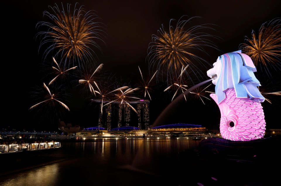 Fireworks light up Marina Bay in Singapore in 2017. (File photos: Reuters/Edgar Su)