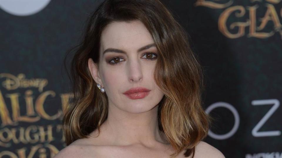 安海瑟薇（Anne Hathaway）片場零修圖側拍照流出，造型及狀態美到令網友們驚艷。（圖／達志影像）