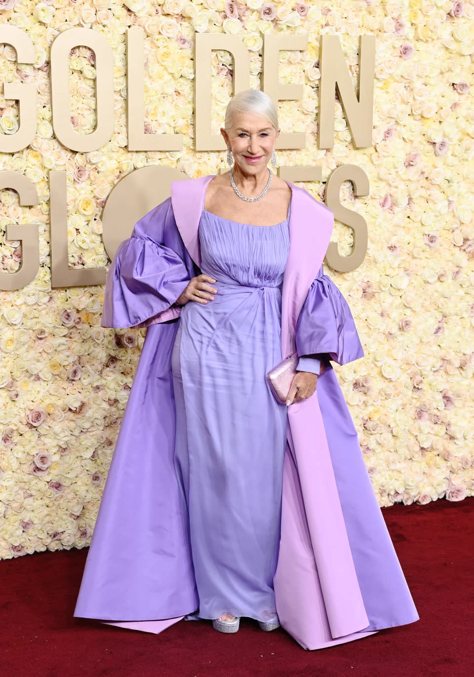 Helen Mirren setzte in ihrem lila-rosa Kleid einen großen Farbakzent. Foto: Getty