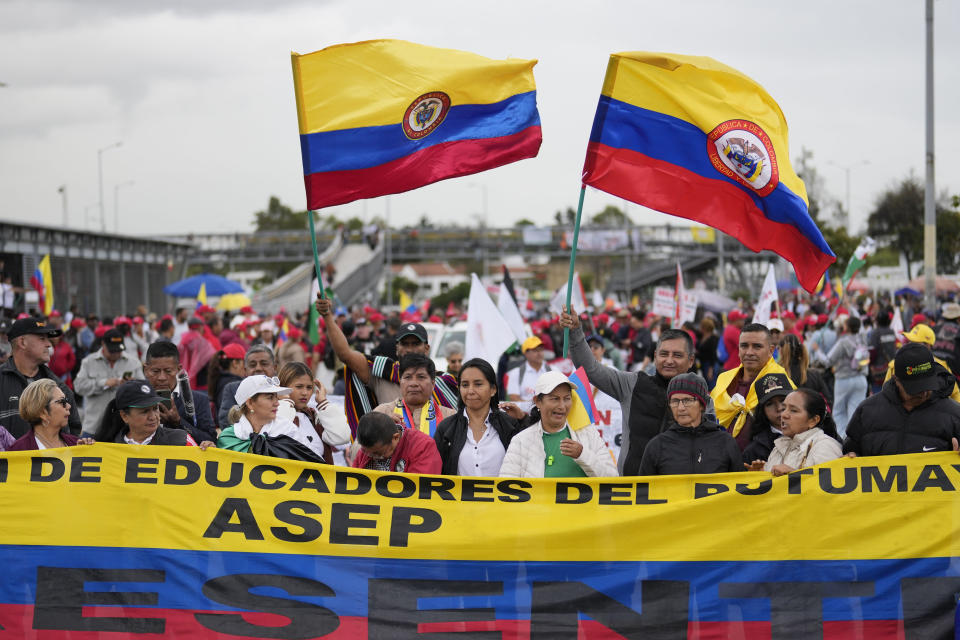 Profesores marchan contra una reforma educativa que está en manos del Legislativo, en Bogotá, Colombia, el lunes 17 de junio de 2024. (AP Foto/Fernando Vergara)